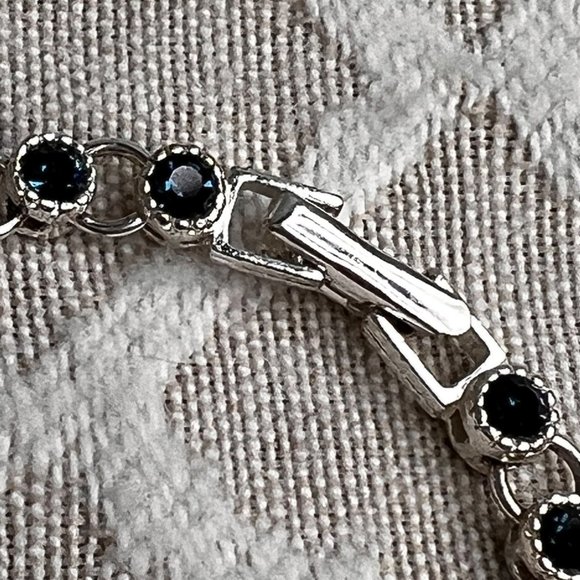 Avon Tennis Bracelet Silver Tone Blue Rhinestones Shiny Sparkly Signed - Picture 6 of 8